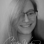 Ein Porträt von Christine Weber in Schwarzweiß. Eine weiße Frau mit Brille und langen, blonden Haaren. Sie schaut lächelnd in die Kamera. Unten auf dem Bild steht der Schriftzug "Christine Weber - Autorin".