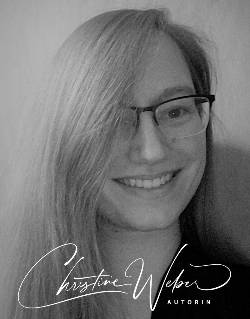 Ein Porträt von Christine Weber in Schwarzweiß. Eine weiße Frau mit Brille und langen, blonden Haaren. Sie schaut lächelnd in die Kamera. Unten auf dem Bild steht der Schriftzug "Christine Weber - Autorin".